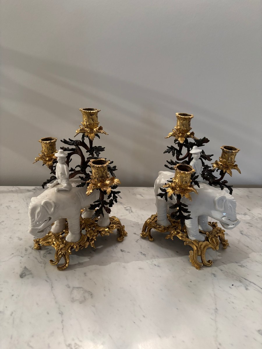 Paire d'éléphants en blanc de Chine d'époque Kangxi montés en candélabres 