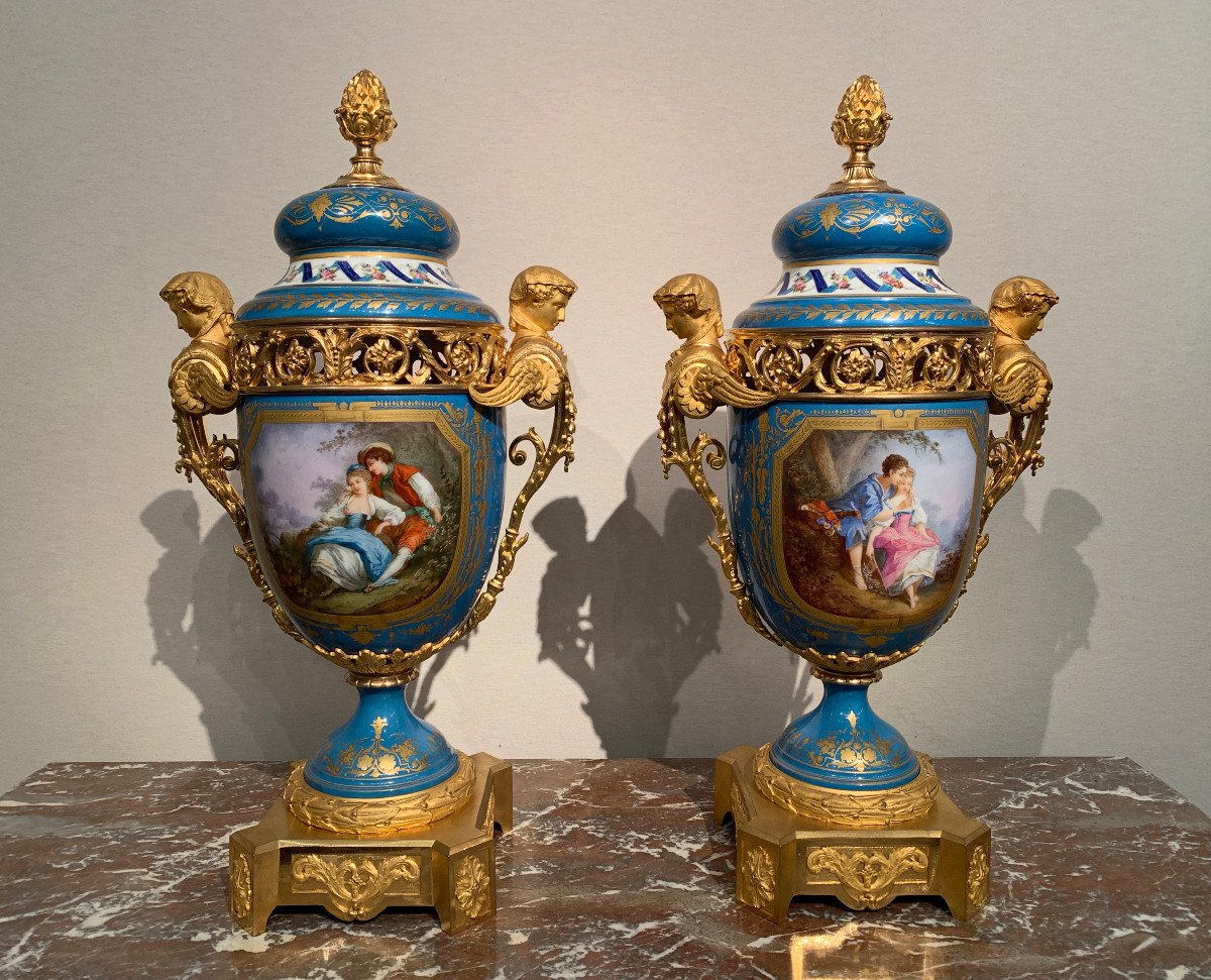 Paire de grands vases en porcelaine montés bronze