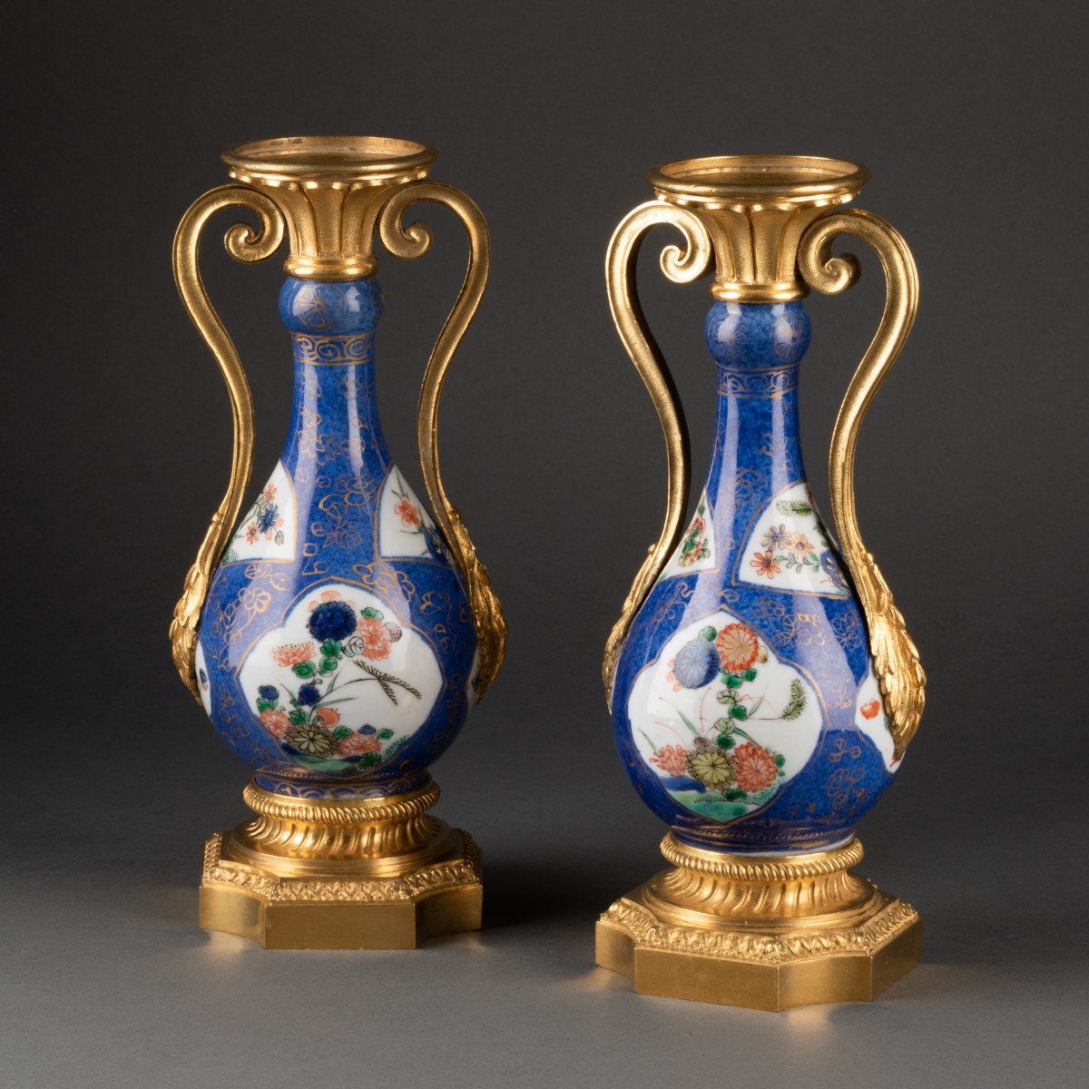 Paire de vases bouteilles en porcelaine de Chine Kangxi-photo-1