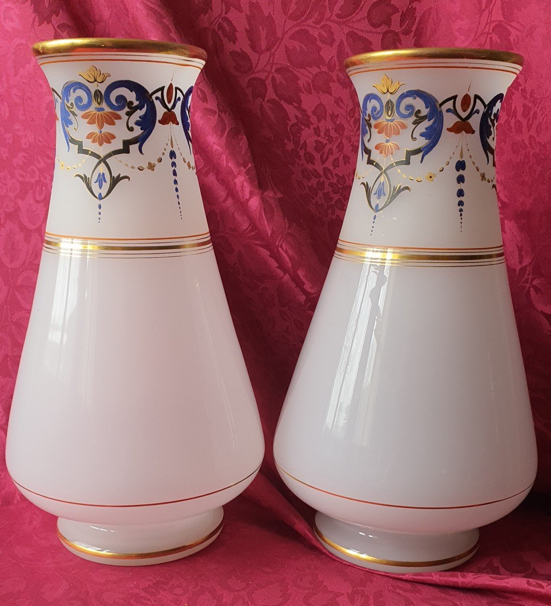 Paire De  Grands Vases Opaline Blanche Polychromes