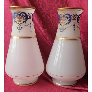 Paire De  Grands Vases Opaline Blanche Polychromes