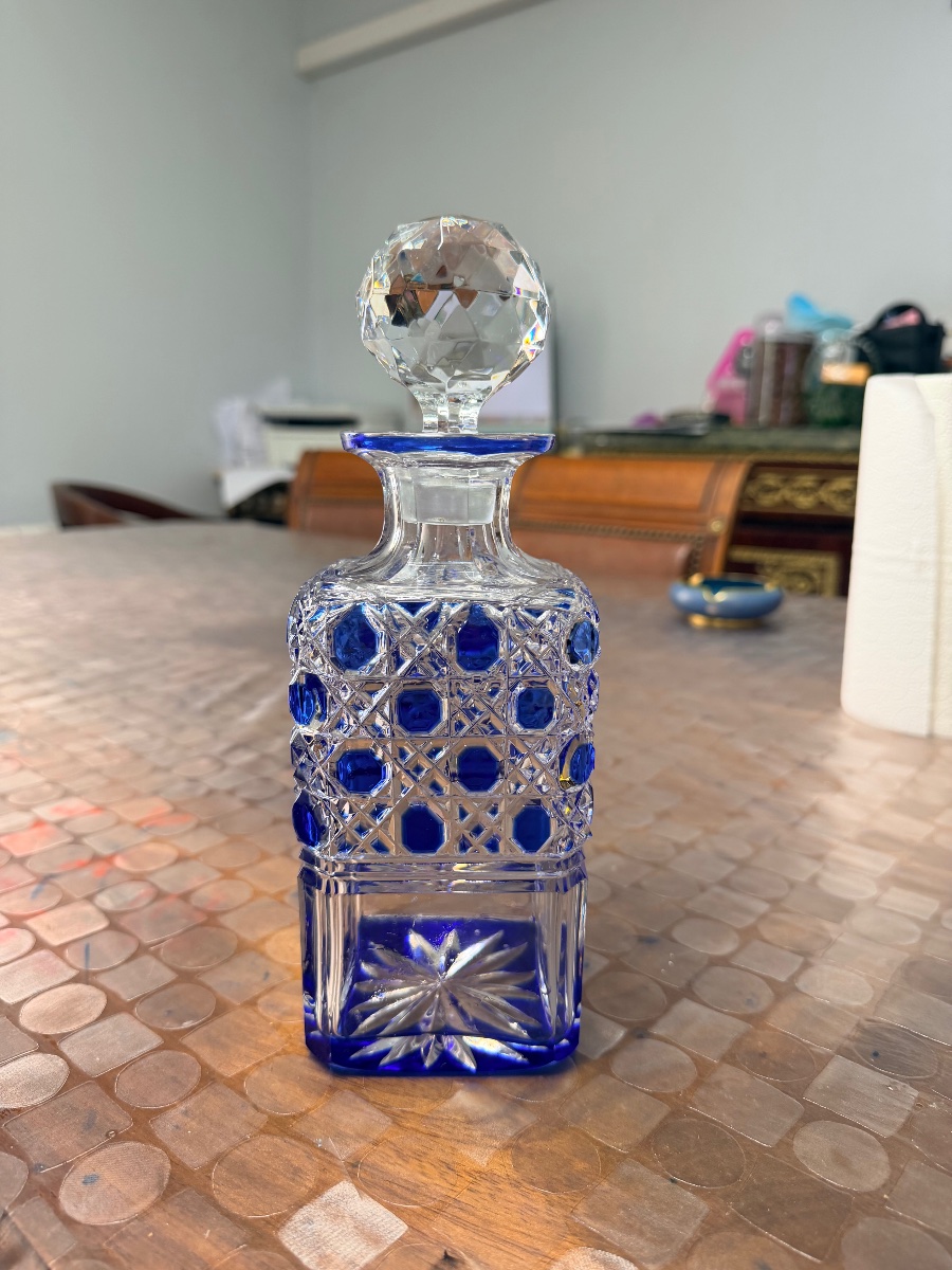 Flacon à liqueur carré en cristal taillé doublé bleu cobalt - Époque Fin XIXe / Début XXe