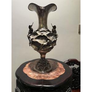 Vase à décor de coquillages et de tritons