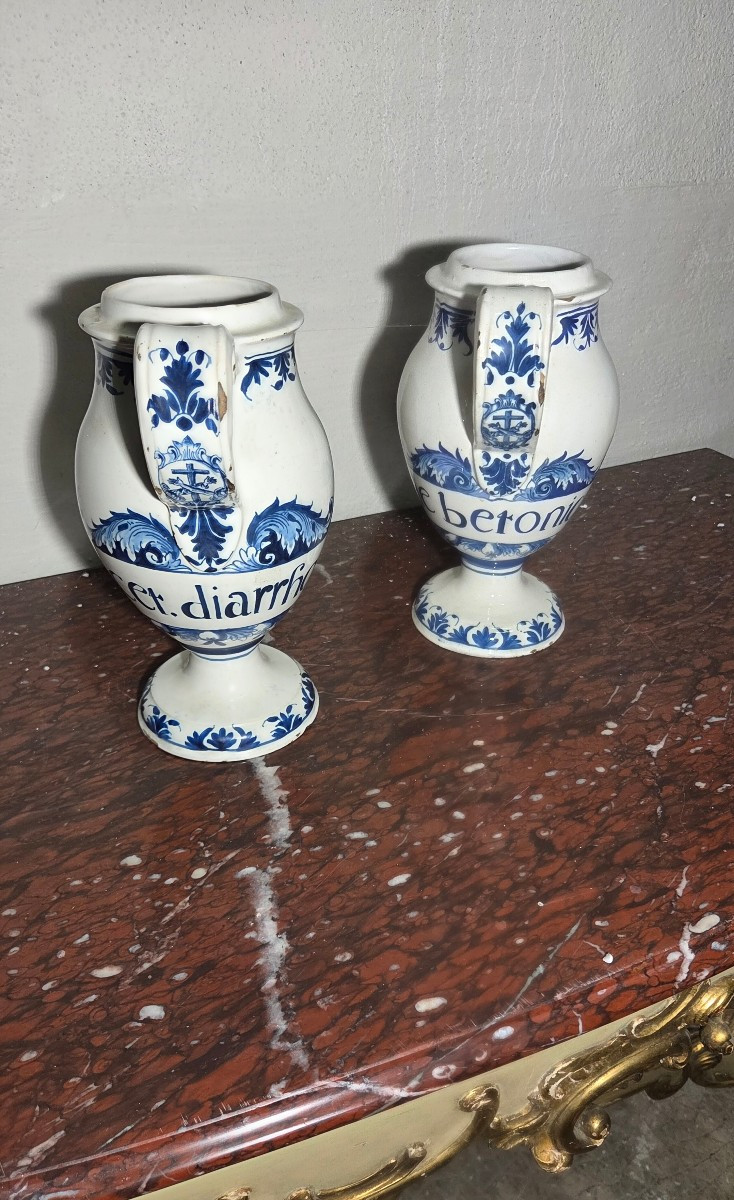 Paire de chevrettes en faience de Marseille