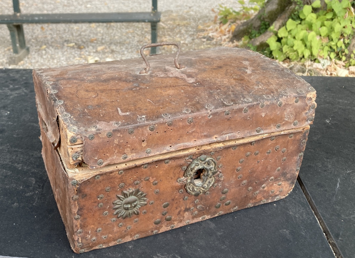 Small 18th Century Chest -photo-2