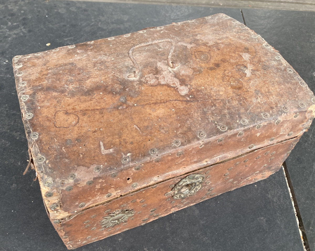 Small 18th Century Chest -photo-3