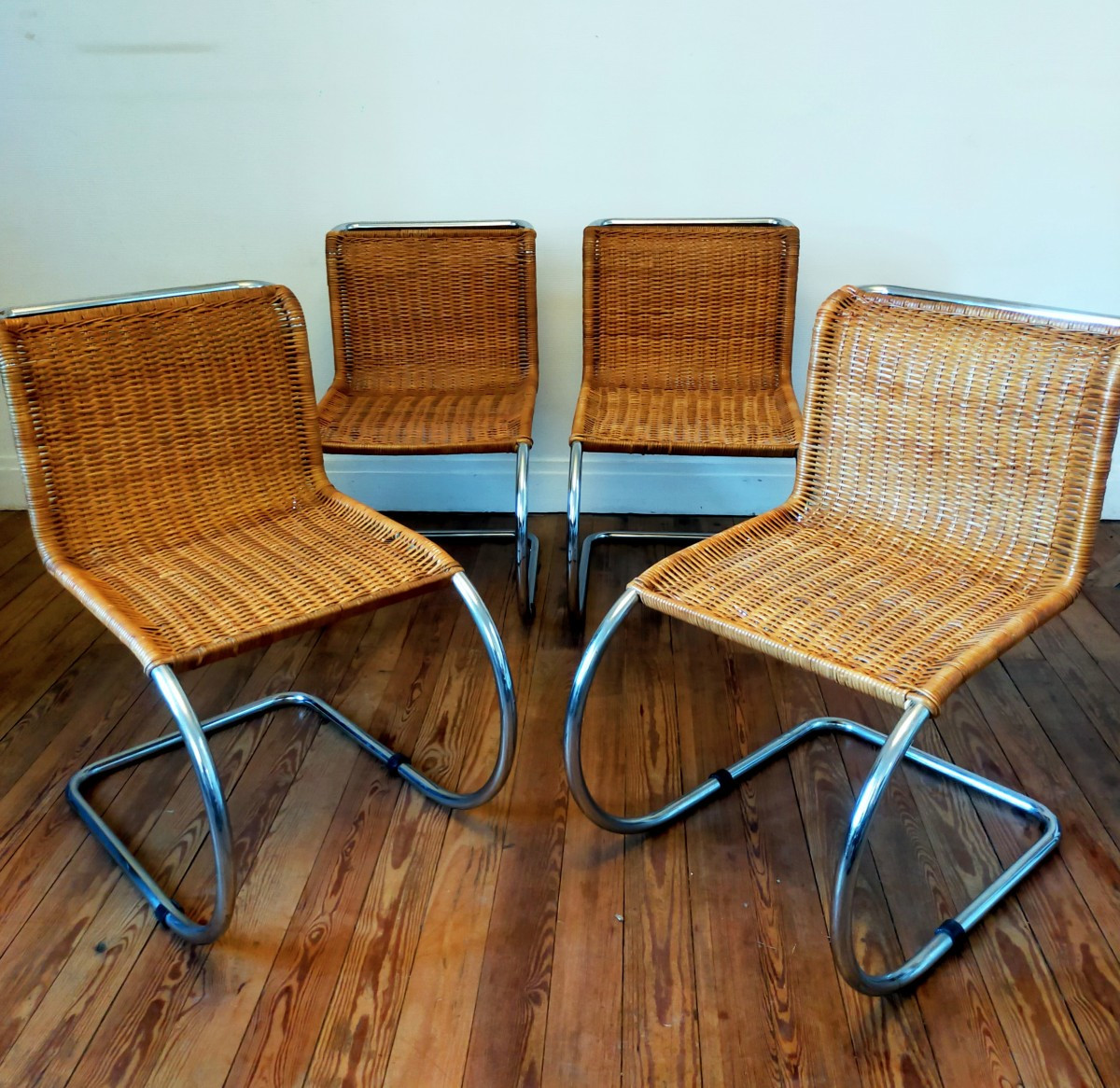 4 chaises MR10 de Mies van der Rohe