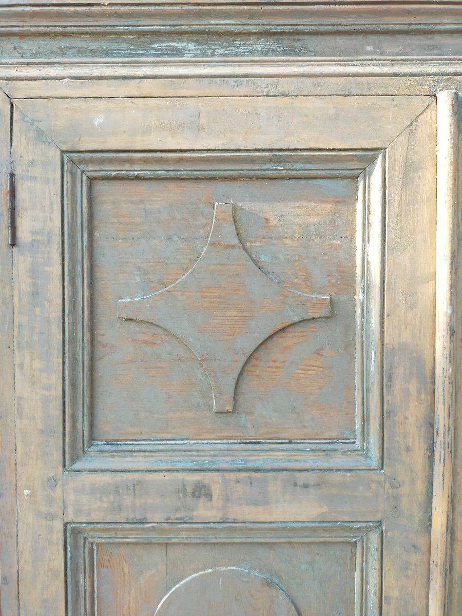 17th-century Wood-paneled Cupboard-photo-3