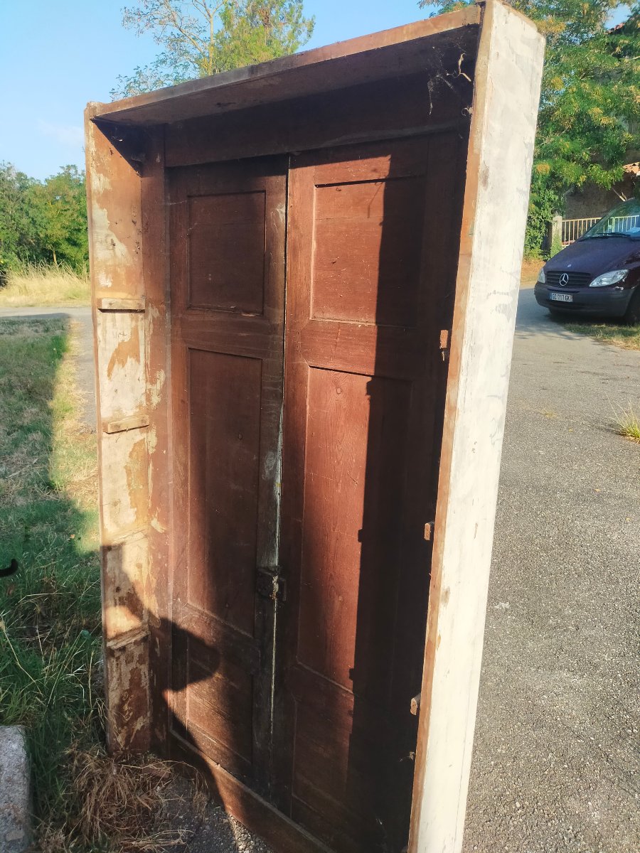 17th-century Wood-paneled Cupboard-photo-1