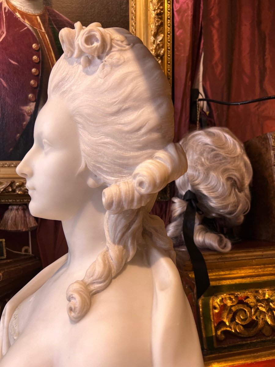 Buste d’élégante jeune femme vers 1770, marbre de carrare.  Époque XVIIIe-photo-2