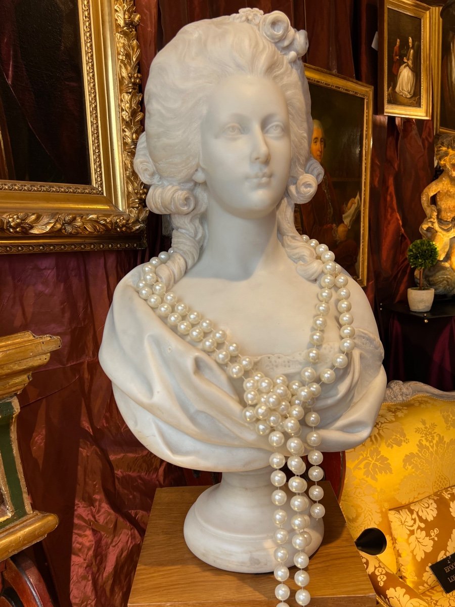 Buste d’élégante jeune femme vers 1770, marbre de carrare.  Époque XVIIIe-photo-5