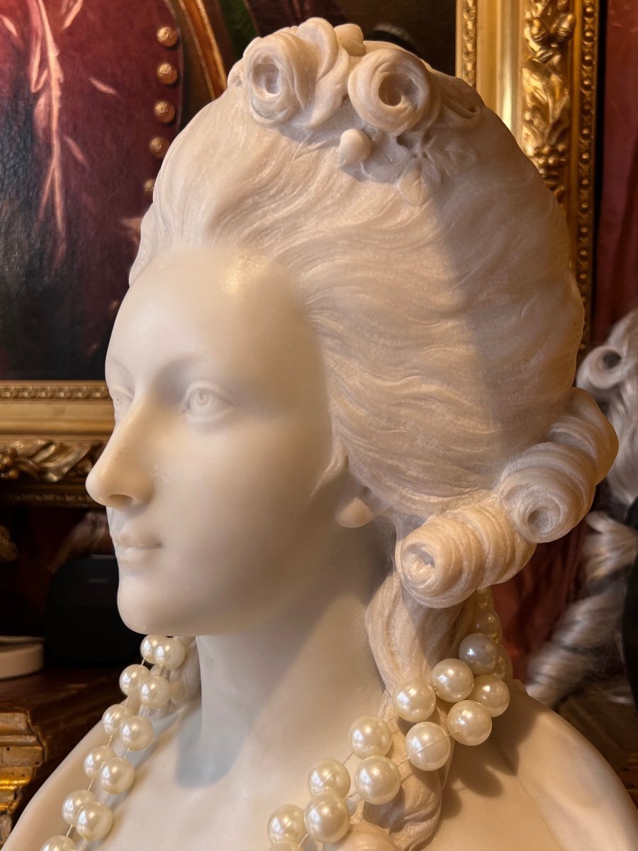 Buste d’élégante jeune femme vers 1770, marbre de carrare.  Époque XVIIIe-photo-7