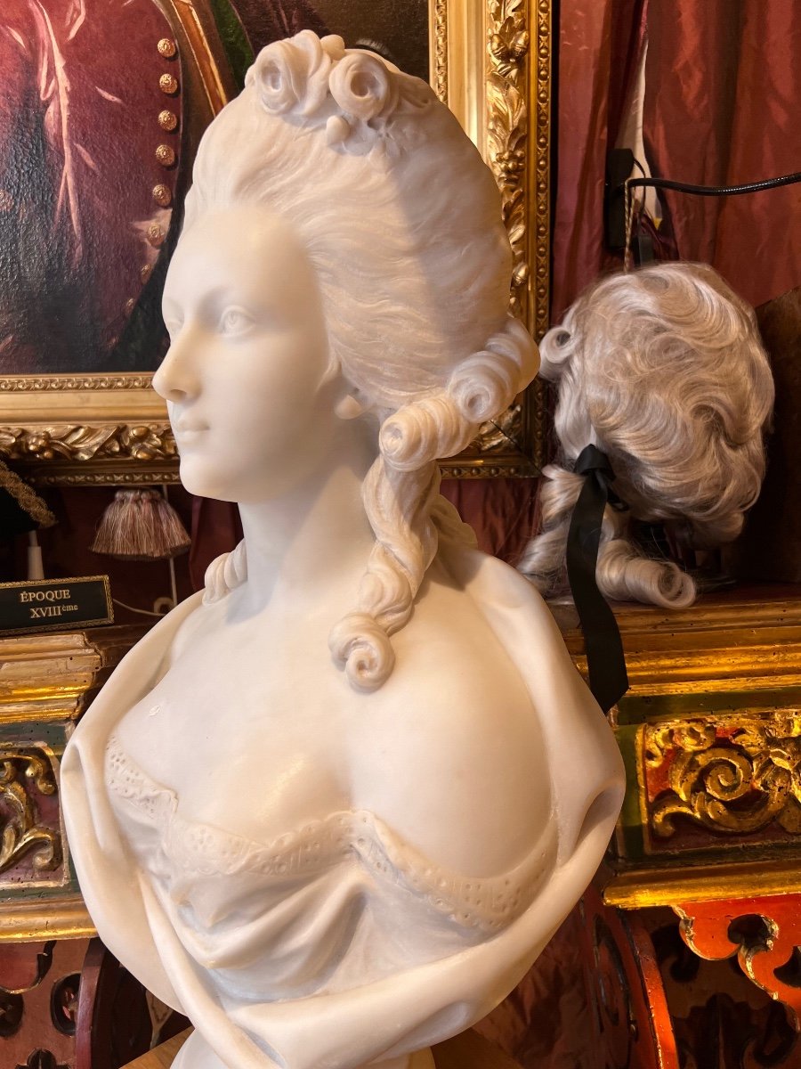 Buste d’élégante jeune femme vers 1770, marbre de carrare.  Époque XVIIIe