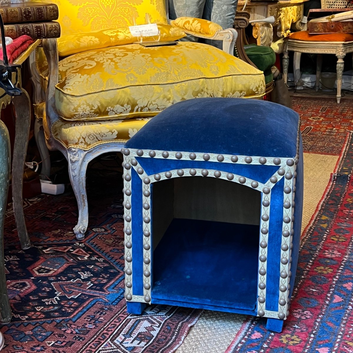 Belle niche tabouret d’intérieur pour petits chiens/chats, velours bleu, XXé Siècle.-photo-2