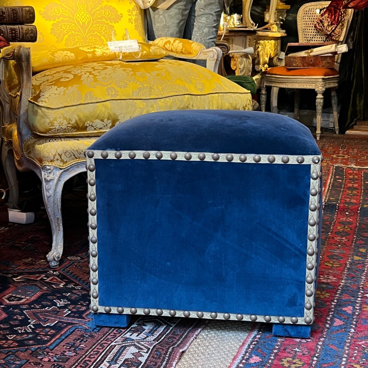 Belle niche tabouret d’intérieur pour petits chiens/chats, velours bleu, XXé Siècle.-photo-1