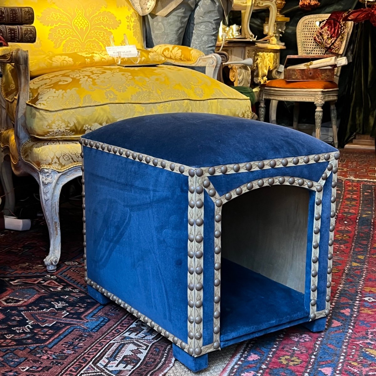 Belle niche tabouret d’intérieur pour petits chiens/chats, velours bleu, XXé Siècle.