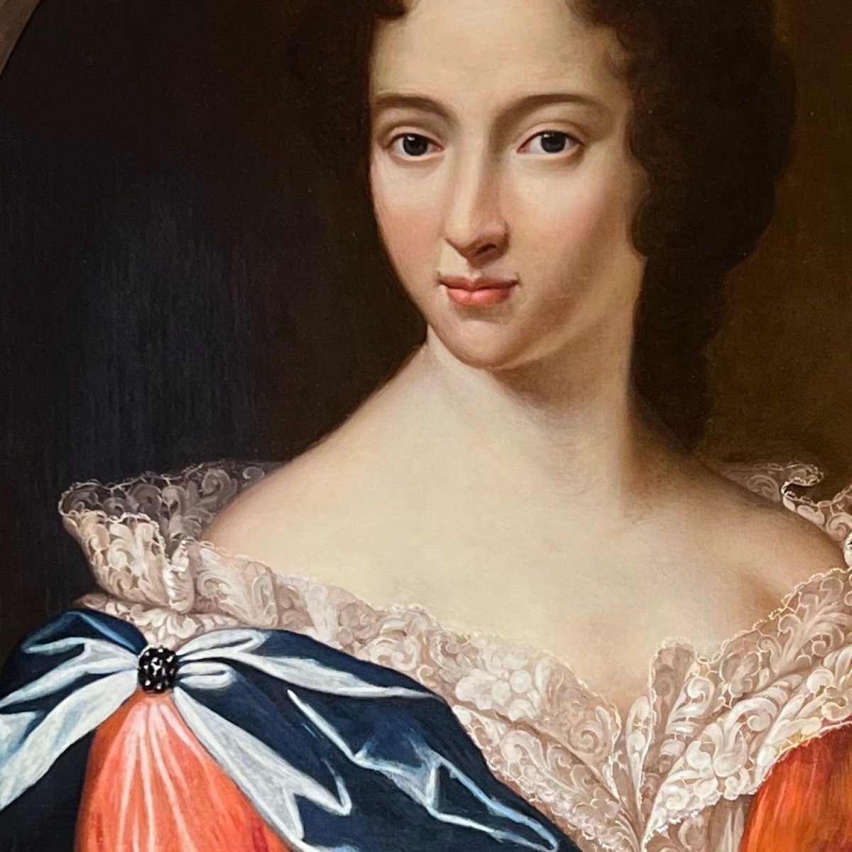 Élégante  Dame de qualité, riches dentelles, étoles et bijou, vers 1710.-photo-4