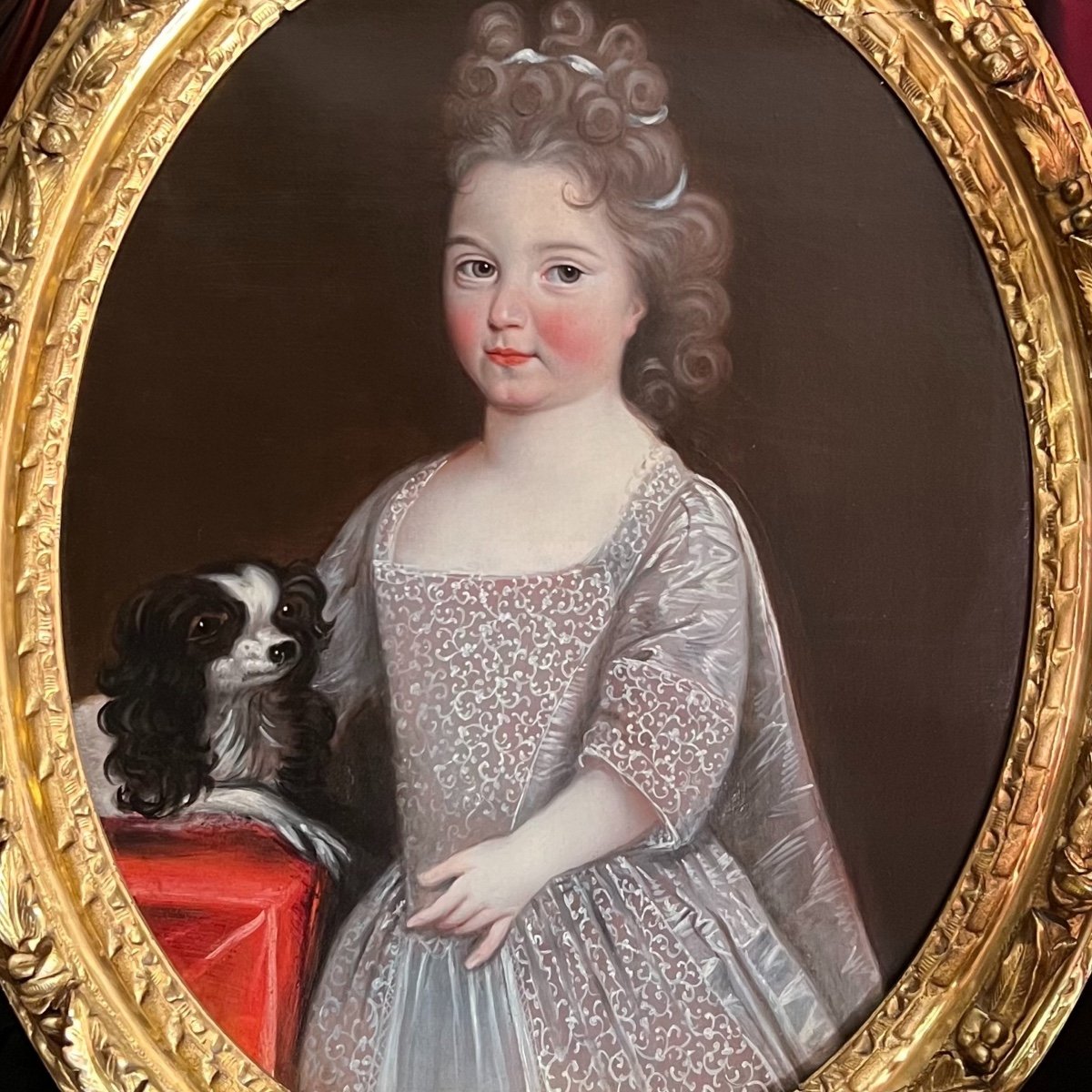 Portrait  de Louise Marie Thérèse Stuart et son petit chien v 1700. XVIIIème. Saint Germain en Laye