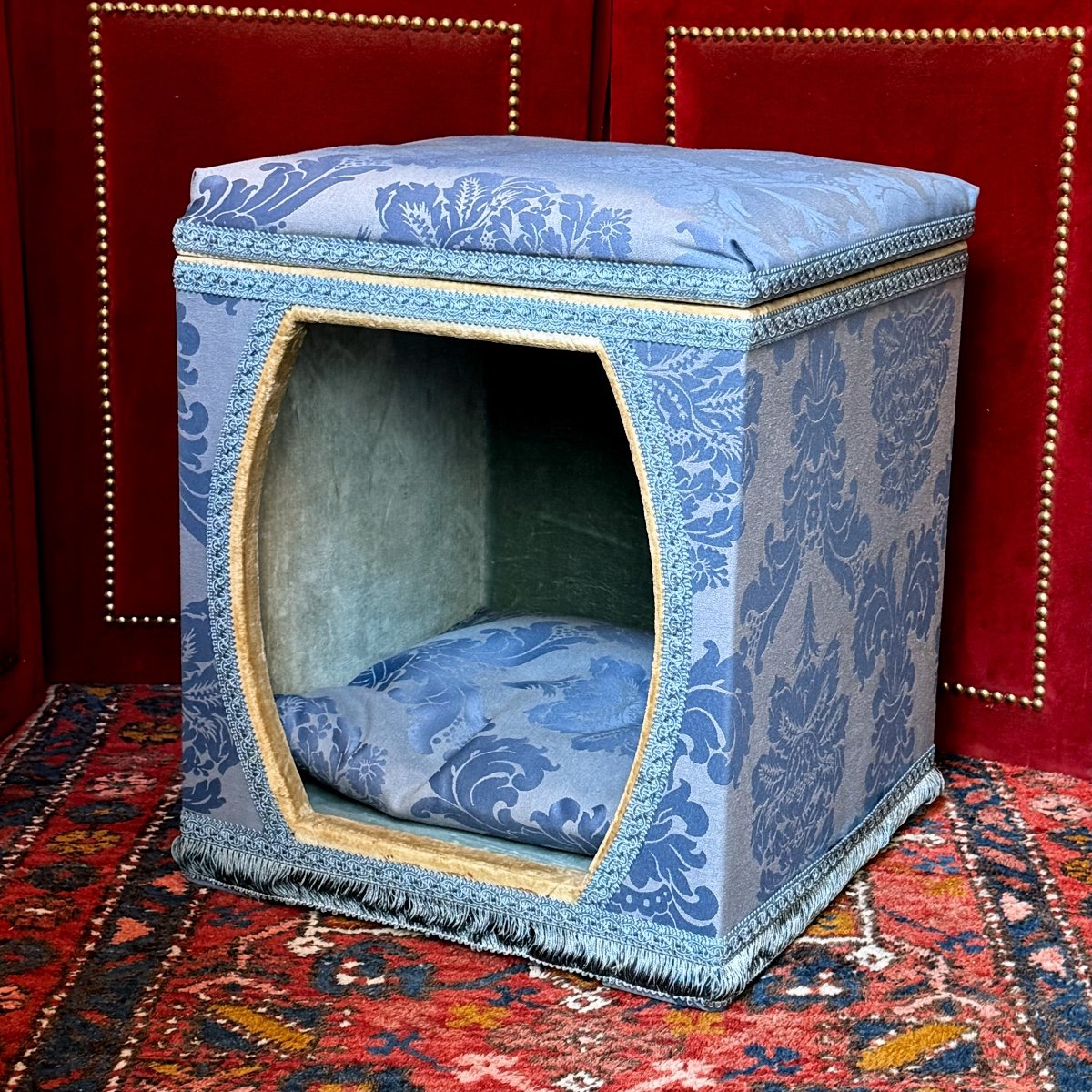 Belle niche d’intérieur pour petits chien/chat, formant tabouret XXè Siècle. -photo-1