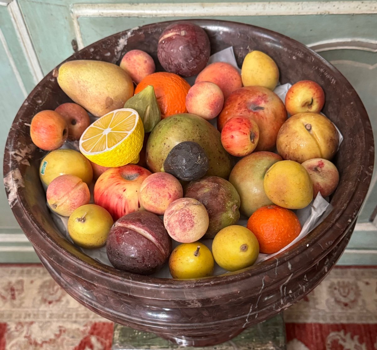 Grande coupe  en marbre campan XIXè avec 31 fruits en marbre  de carrare.-photo-2