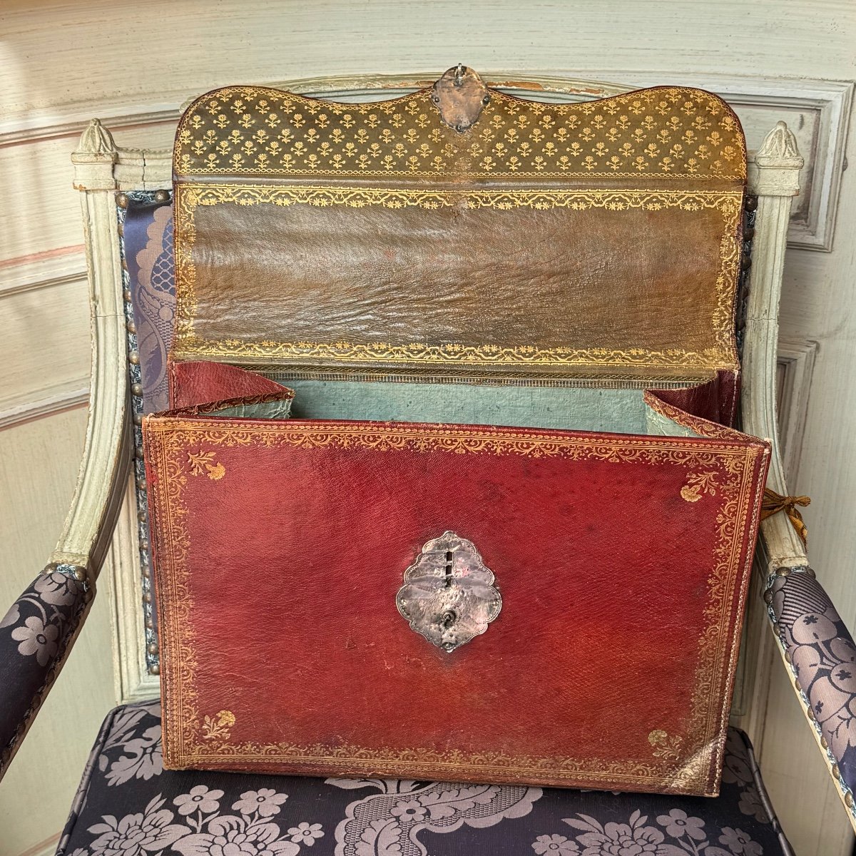 Grand portefeuille à soufflets  Louis XV, maroquin  rouge, motifs dorées, XVIIIè.-photo-3