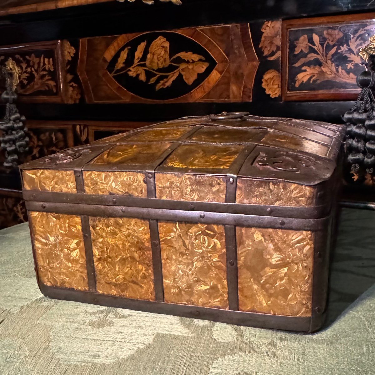 Mail Box, Late 17th Century, 48 Gilded Mother-of-pearl On Wood, Circled.-photo-2