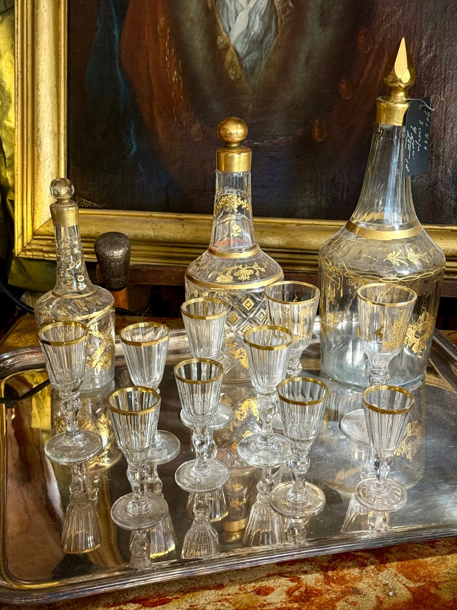 Cristallerie  du XVIIIè, époque Louis XVI, 12 pièces avec plateau. 