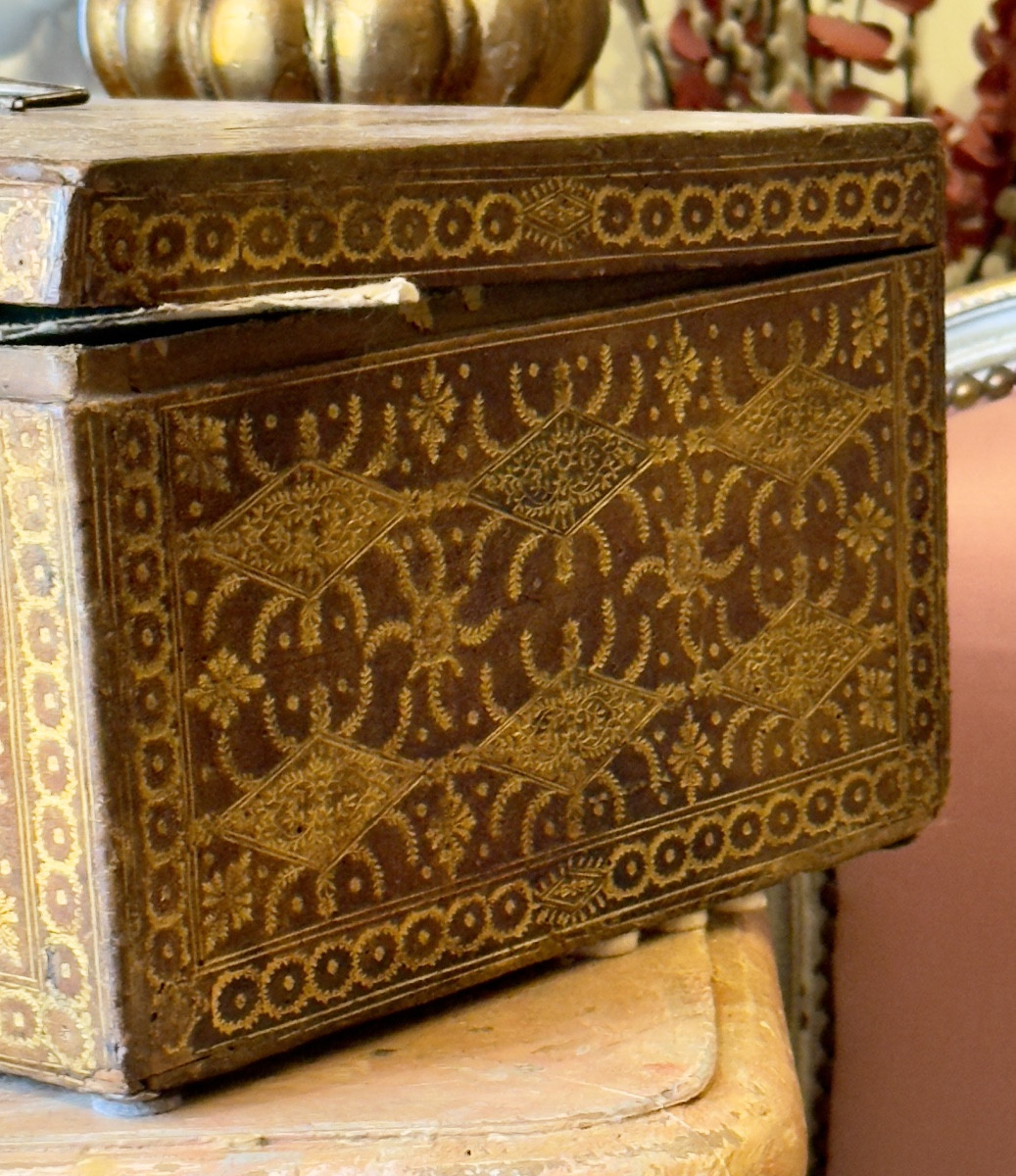 Grand coffret en cuir  XVIIIè,  aux motifs dorés frappés  toutes faces. -photo-3