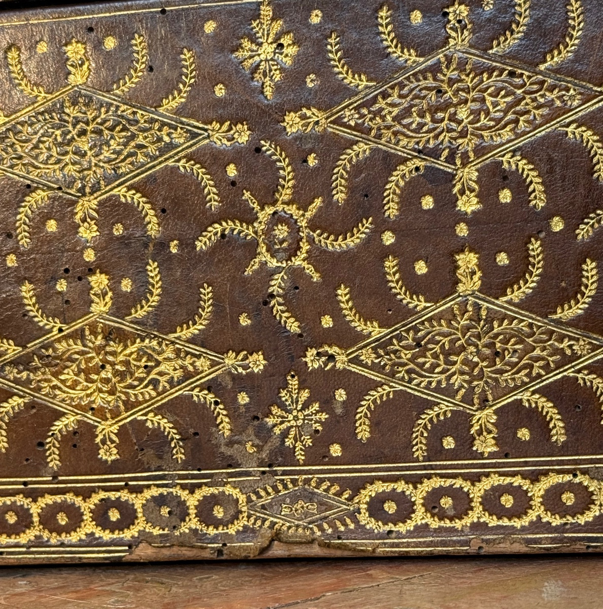 Grand coffret en cuir  XVIIIè,  aux motifs dorés frappés  toutes faces. -photo-1