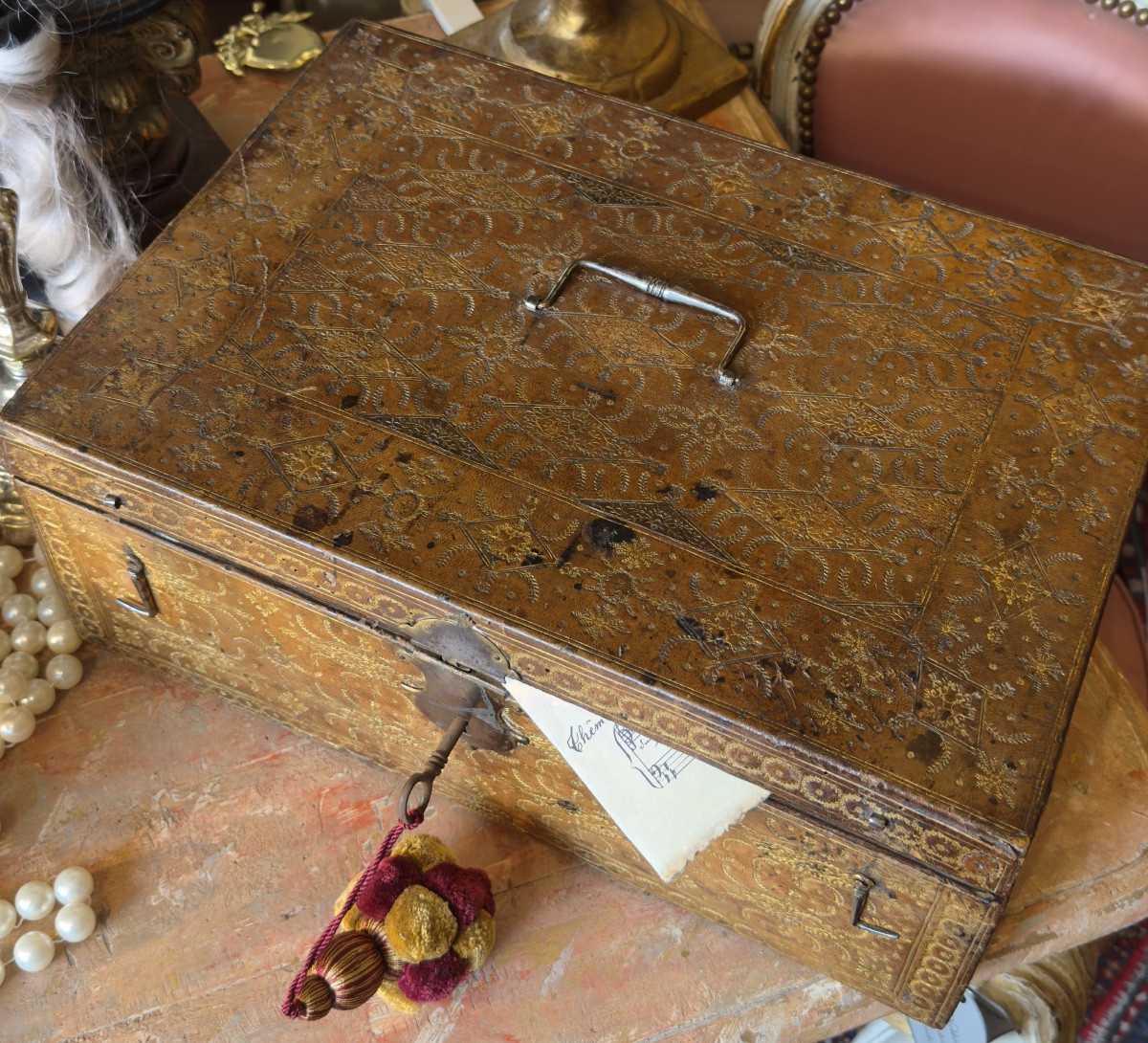 Grand coffret en cuir  XVIIIè,  aux motifs dorés frappés  toutes faces. -photo-4
