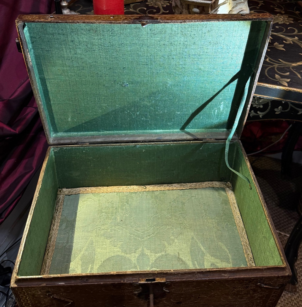 Large 18th Century Leather Box, With Gold Motifs Stamped On All Sides.-photo-4