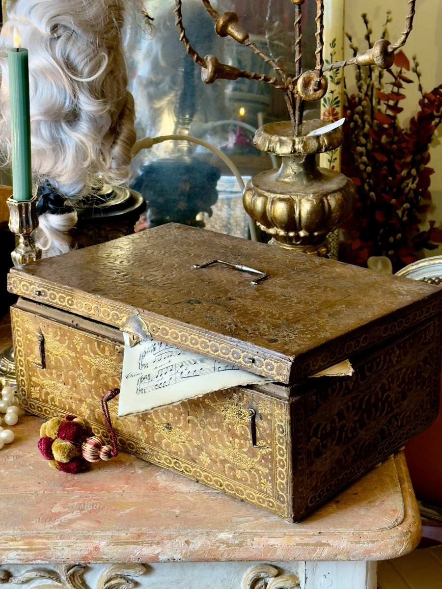 Grand coffret en cuir  XVIIIè,  aux motifs dorés frappés  toutes faces. 