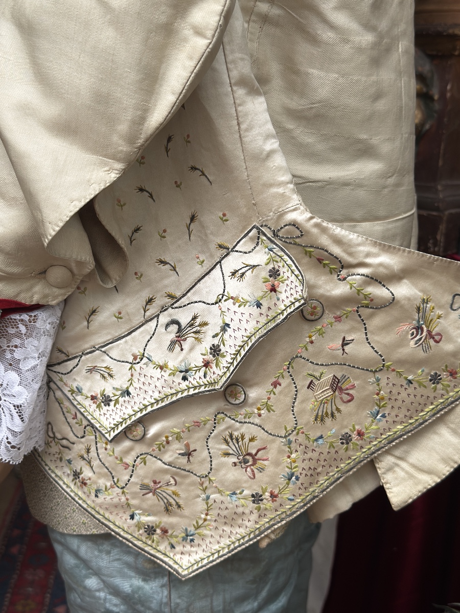  Habits d’homme XVIIIè : Veste, Gilet et Culotte, tissus luxueux.-photo-2