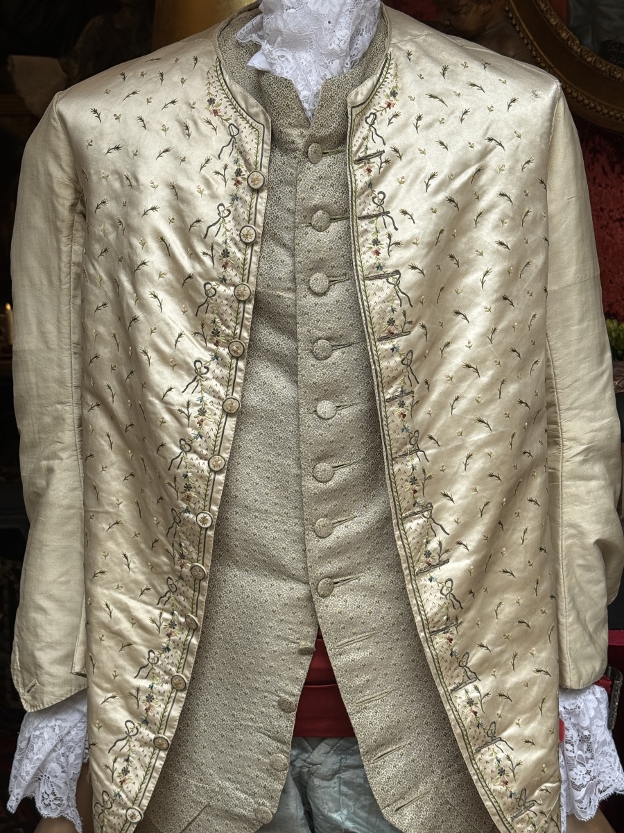  Habits d’homme XVIIIè : Veste, Gilet et Culotte, tissus luxueux.-photo-3