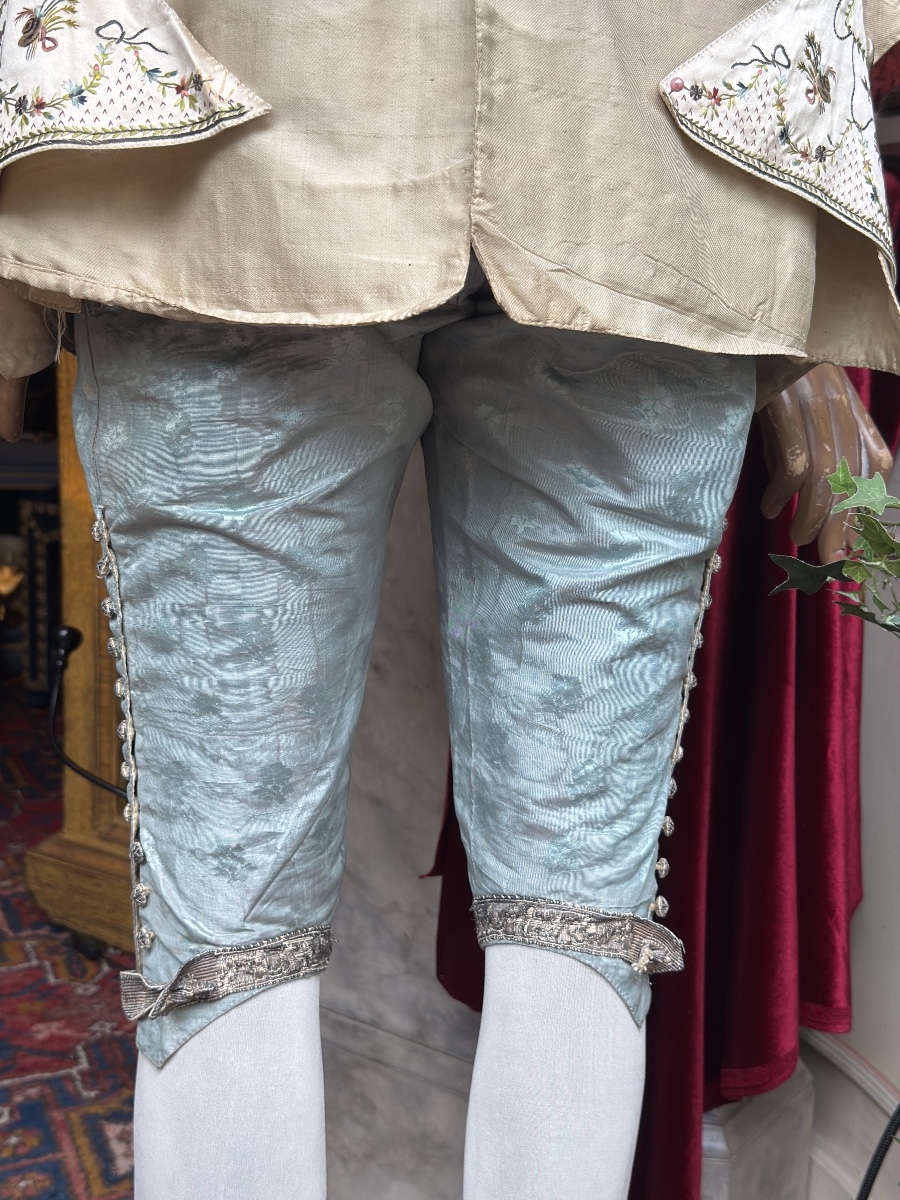  Habits d’homme XVIIIè : Veste, Gilet et Culotte, tissus luxueux.-photo-3