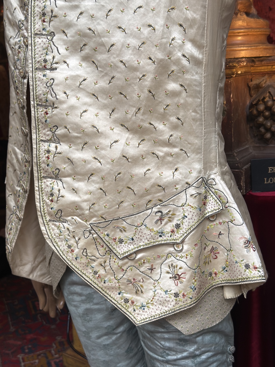  Habits d’homme XVIIIè : Veste, Gilet et Culotte, tissus luxueux.-photo-7