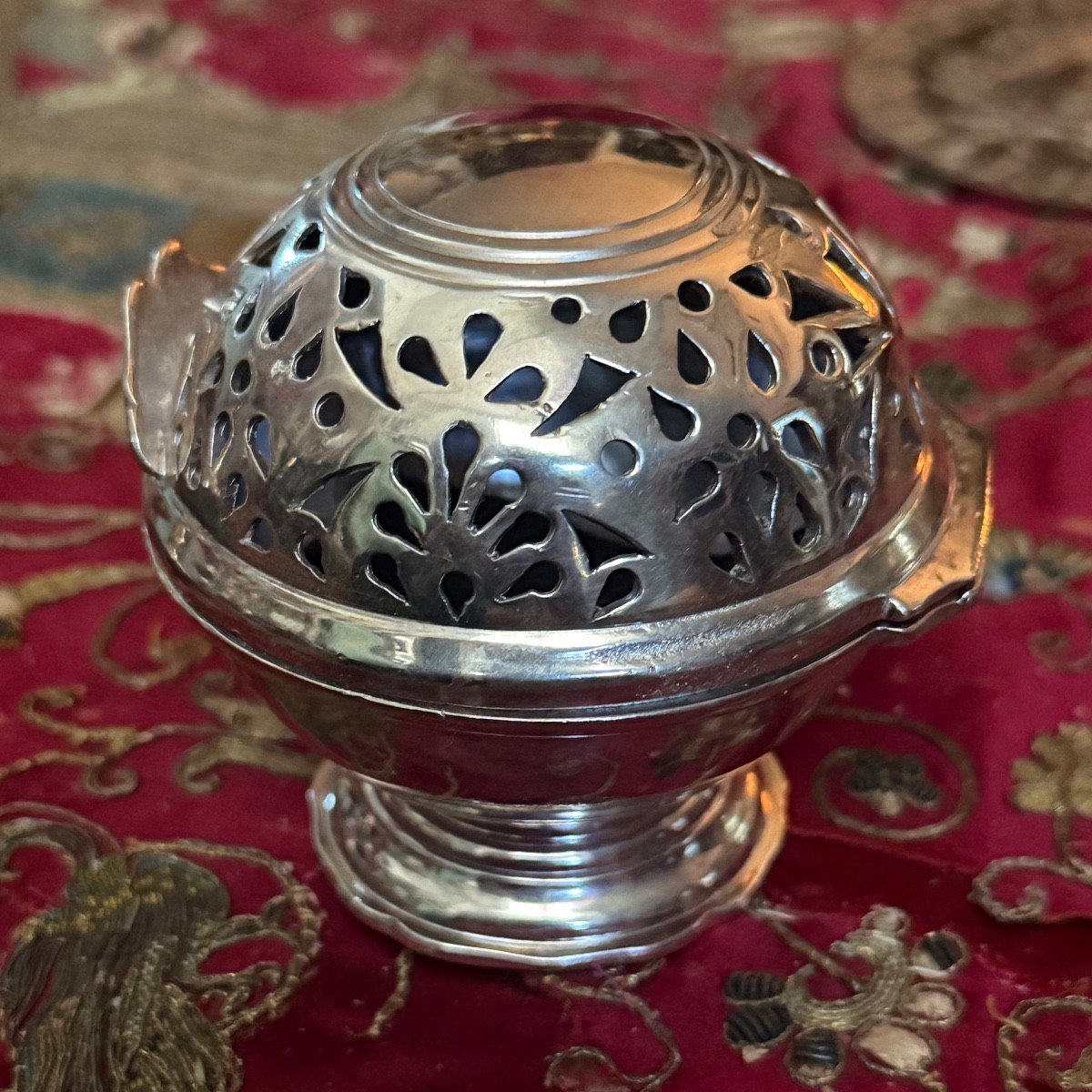 18th Century Toilet Sponge Ball, Silver-plated Bronze. -photo-2