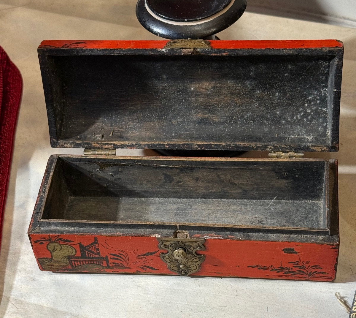 Petit coffret à épingles  vernis Martin XVIIIè rouge et or.-photo-2