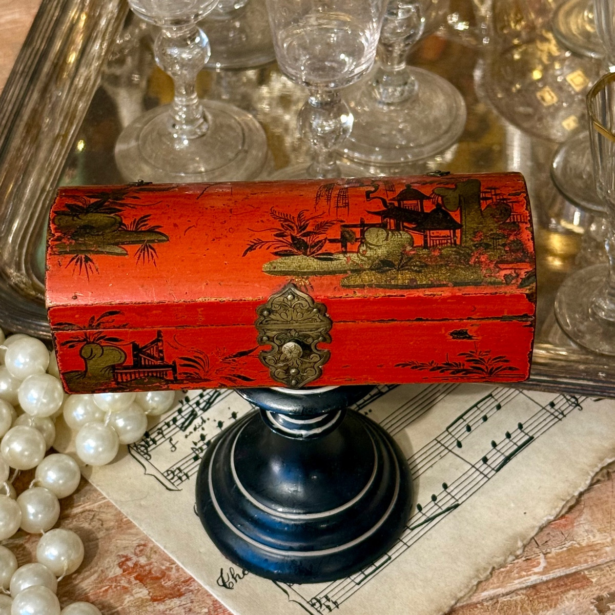 Petit coffret à épingles  vernis Martin XVIIIè rouge et or.