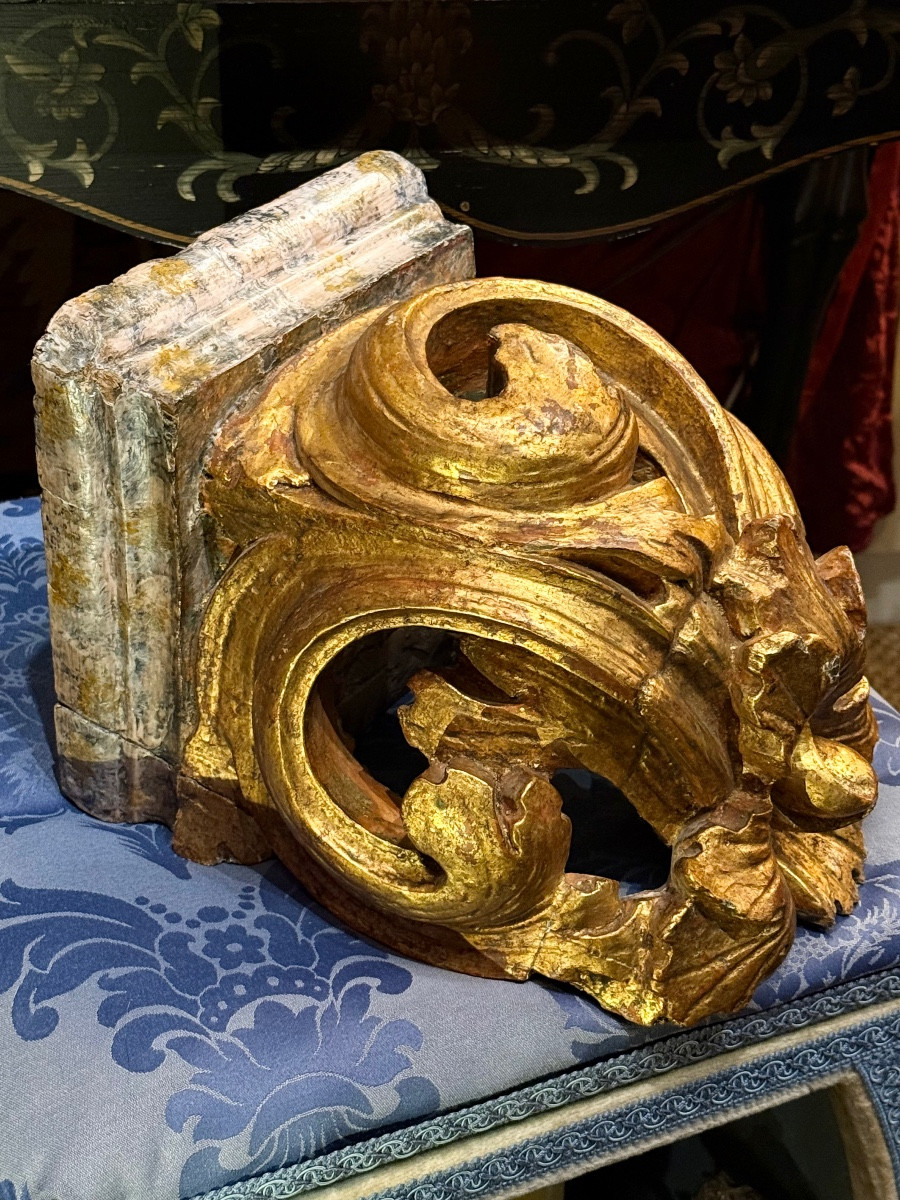 17th Century Wall Console Carved With Gilded Corinthian Acanthus Scrolls. -photo-3