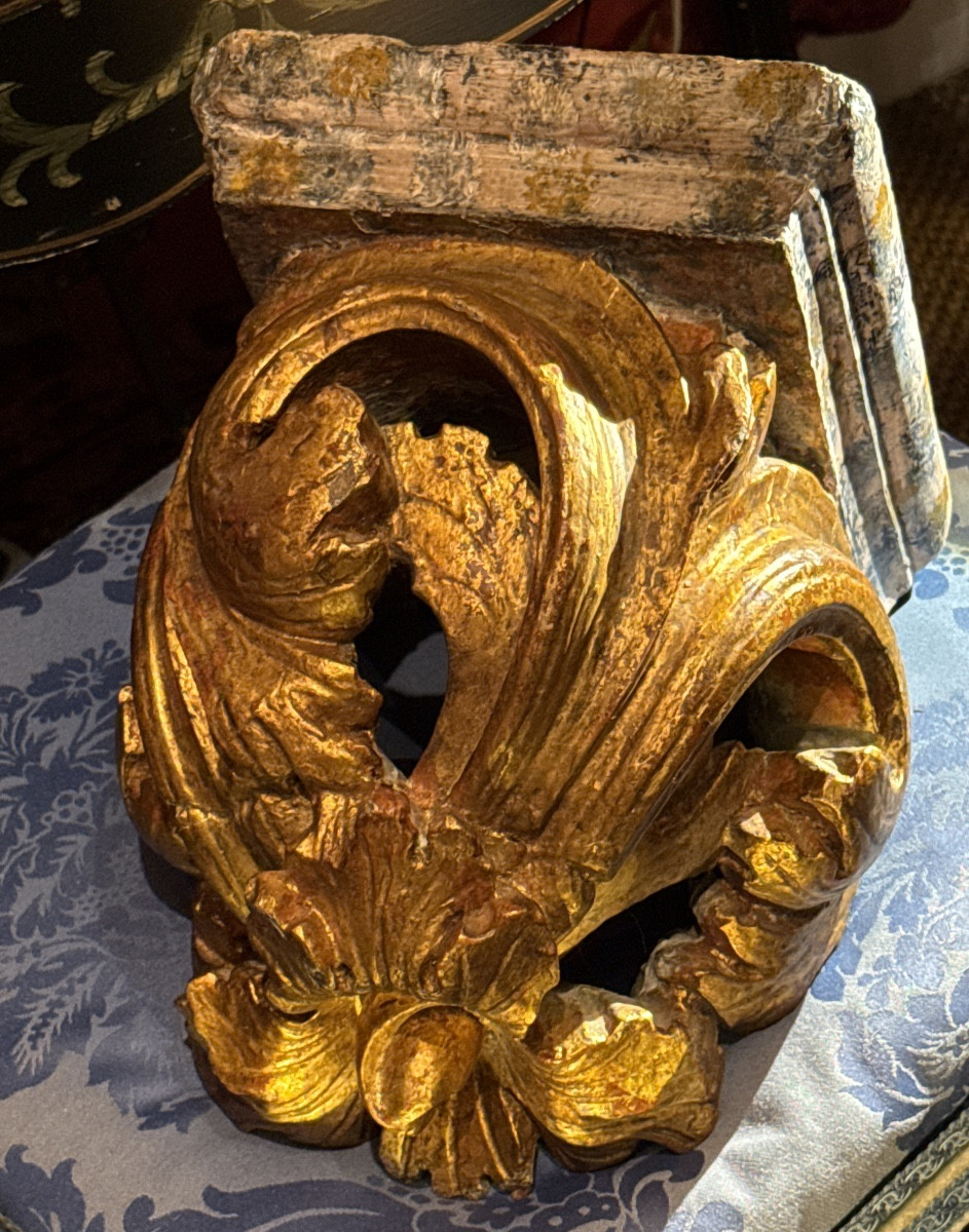 17th Century Wall Console Carved With Gilded Corinthian Acanthus Scrolls. -photo-4