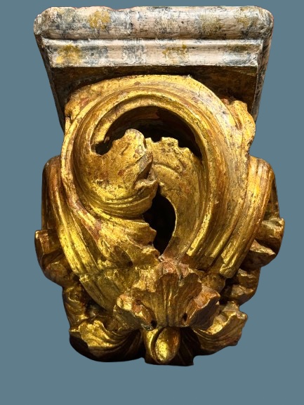 17th Century Wall Console Carved With Gilded Corinthian Acanthus Scrolls. -photo-1