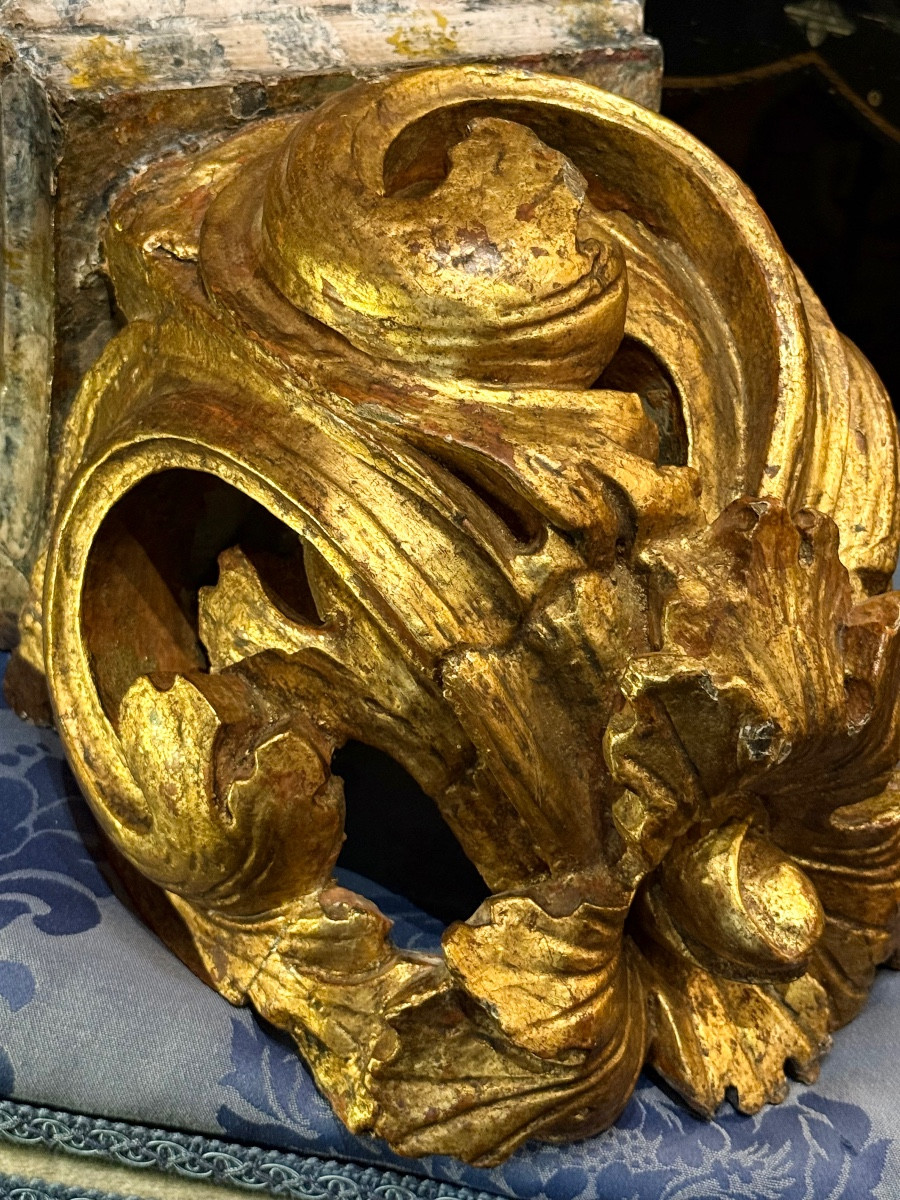 17th Century Wall Console Carved With Gilded Corinthian Acanthus Scrolls. -photo-3