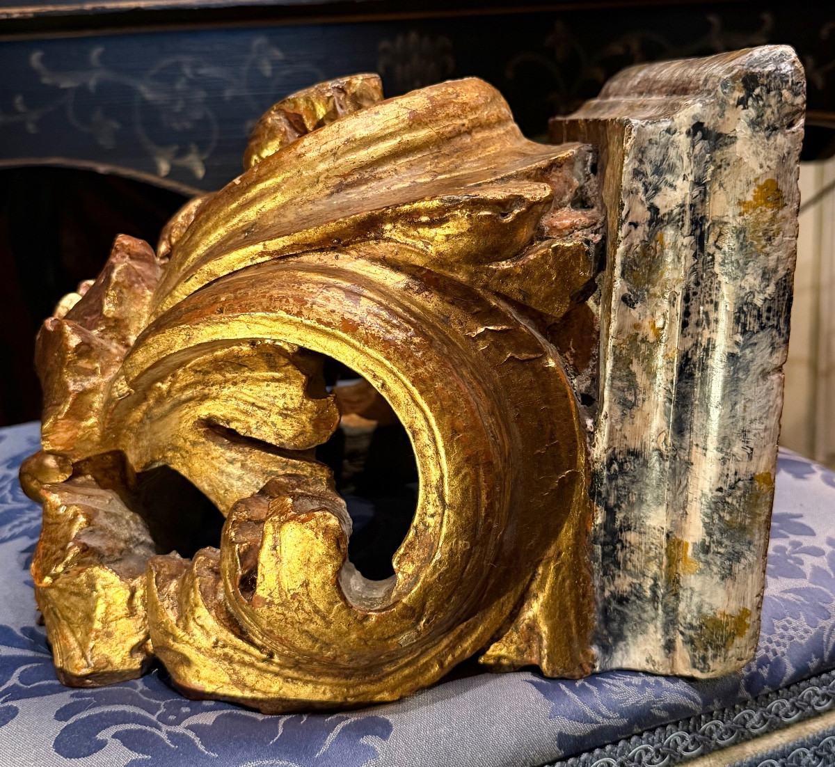 17th Century Wall Console Carved With Gilded Corinthian Acanthus Scrolls. -photo-5