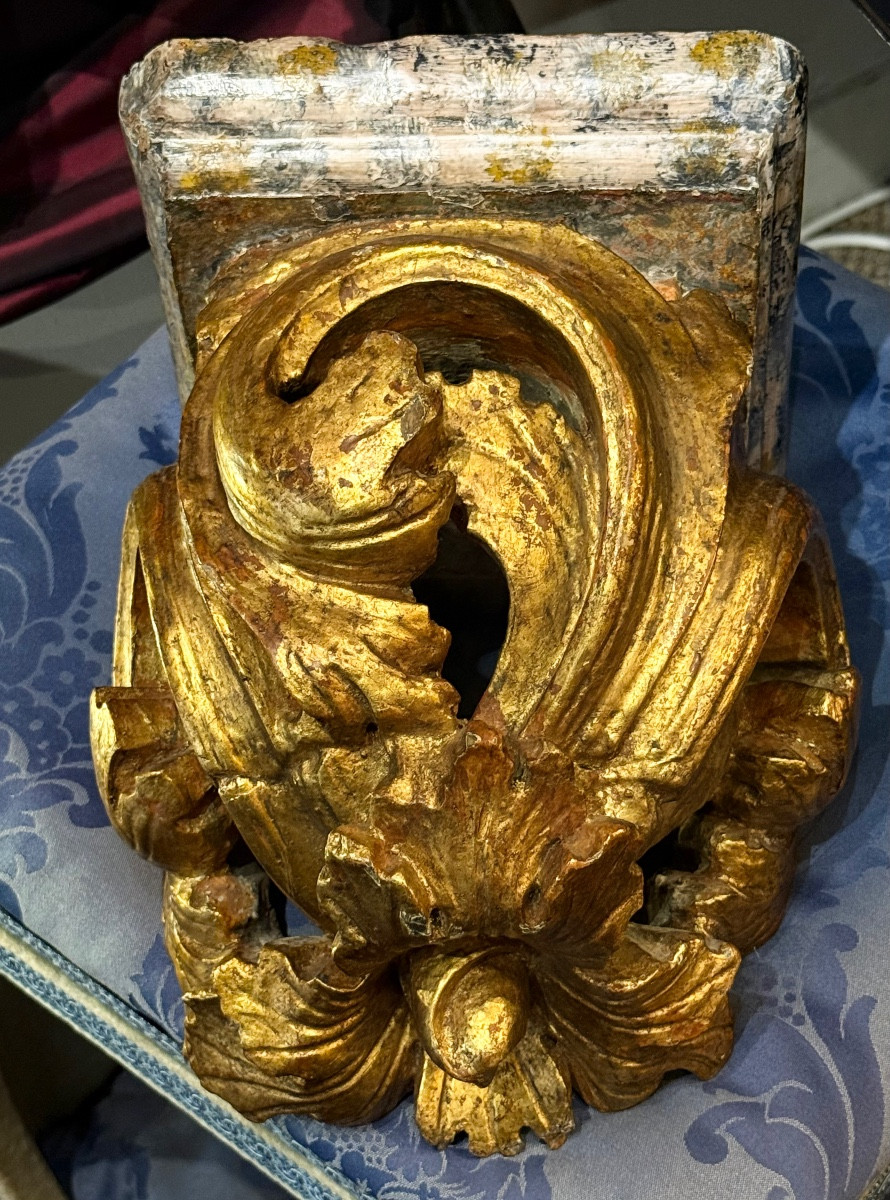 17th Century Wall Console Carved With Gilded Corinthian Acanthus Scrolls. 