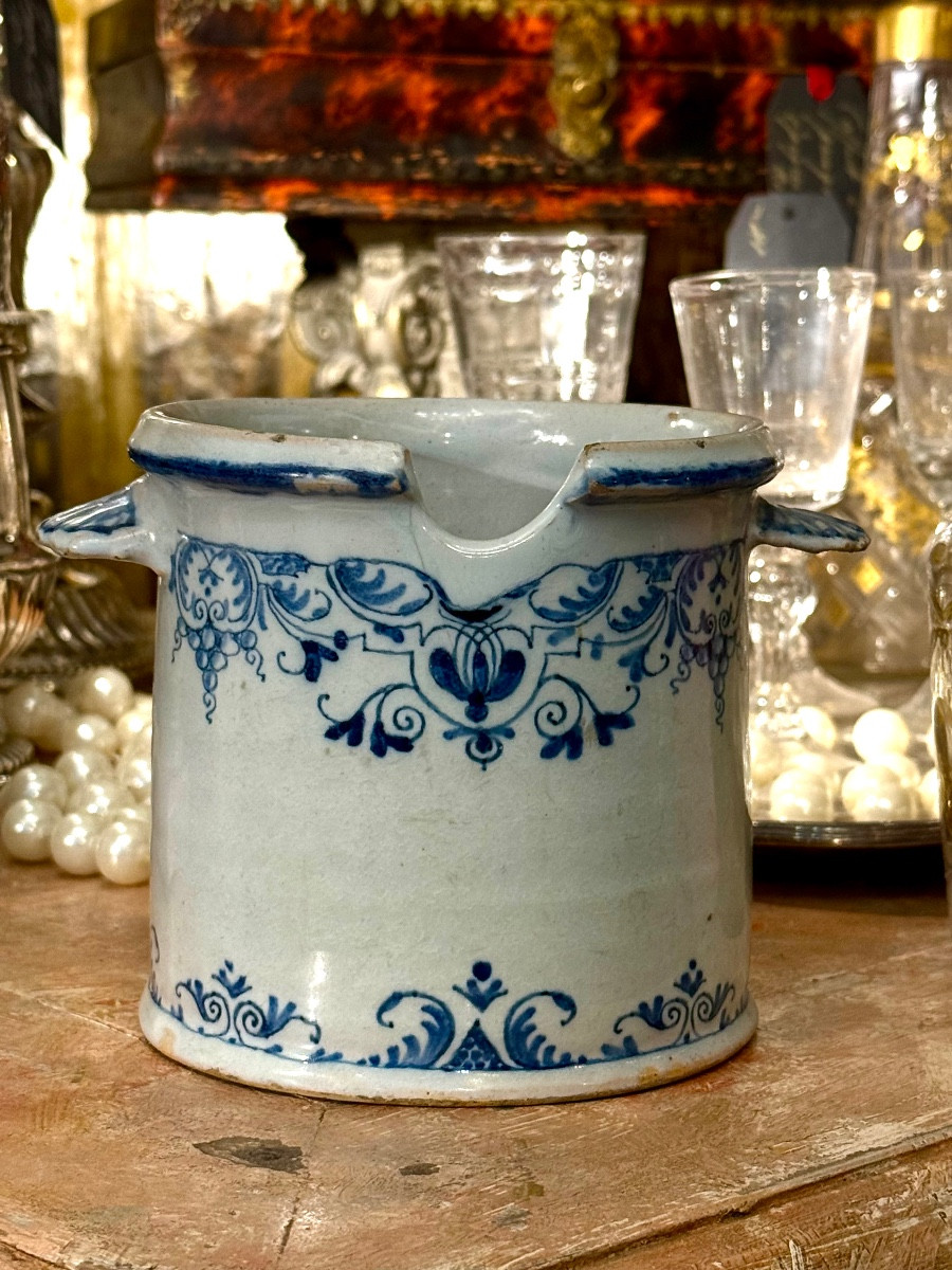 Rafraîchissoir à un verre, faïence XVIIIe, Nevers décor bleu, mascarons. 