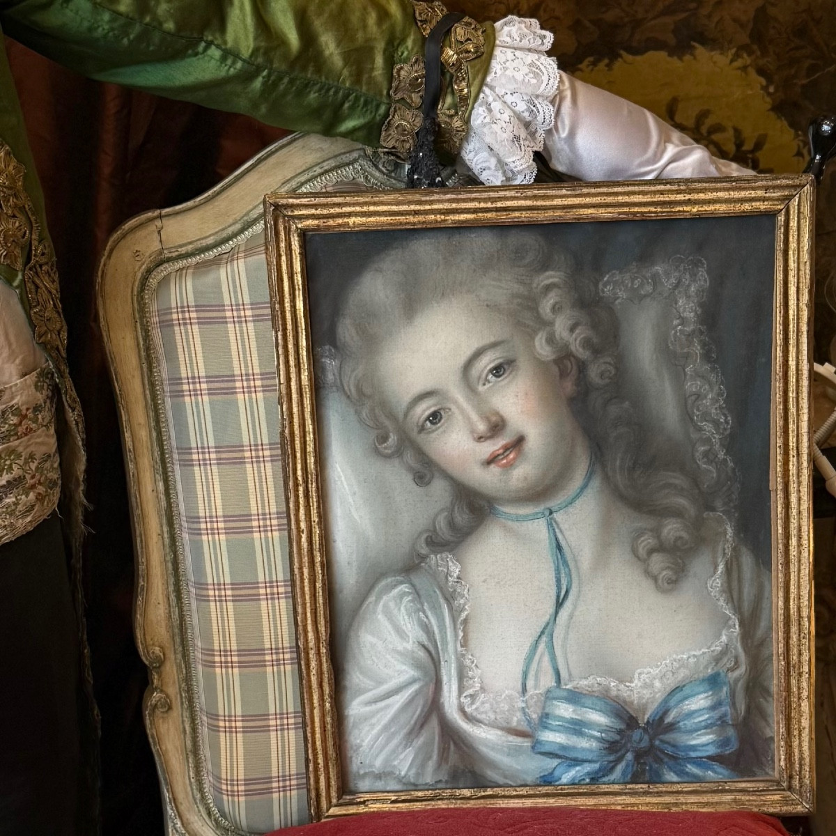 Pastel XVIIIe, jeune femme reposée, sur oreiller soyeux à dentelles, Mme de Villemomble**-photo-4