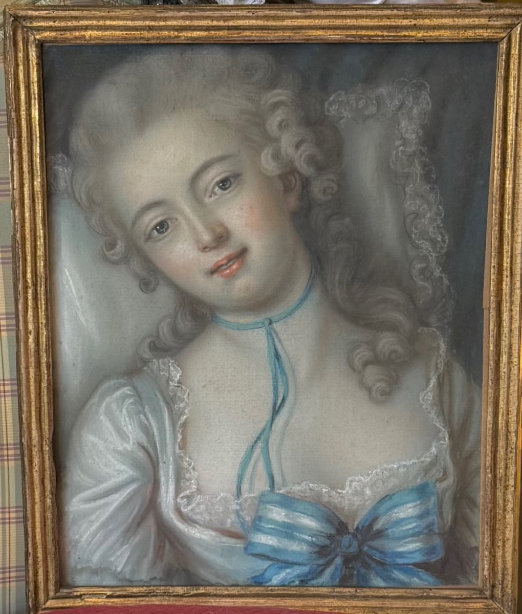 Pastel XVIIIe, jeune femme reposée, sur oreiller soyeux à dentelles, Mme de Villemomble**