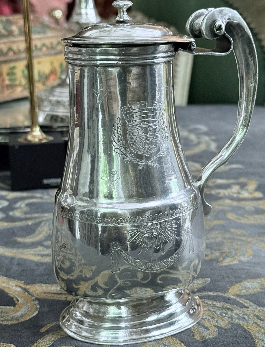 Pot à eau armorié, très  riches motifs et décors, XVIIIe. 