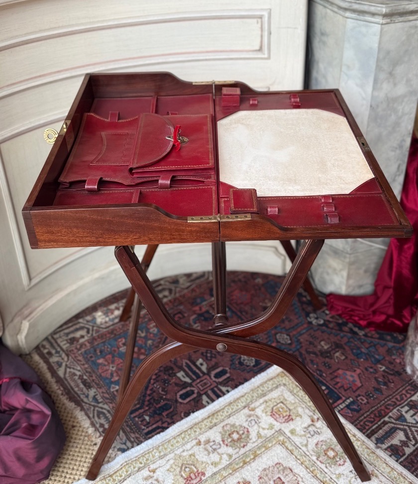 Bureau pliant militaire de campagne,  acajou massif, cuir rouge, fin XIXe. 